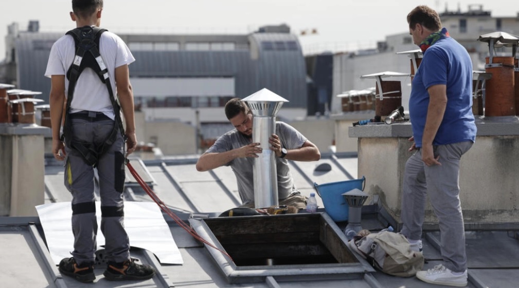 Paris zinc roofers seek elusive UNESCO heritage status